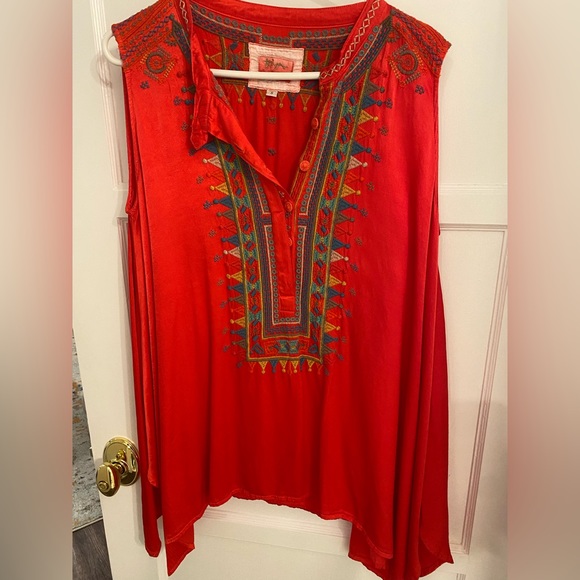 Johnny Was ALL SILK and embroidered tank - Picture 2 of 5